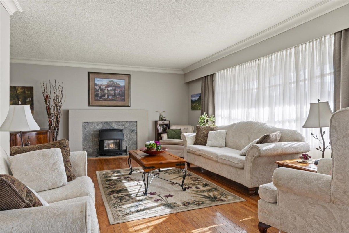 Kitchen Island Photo of 45431 Wells Road, Chilliwack, BC