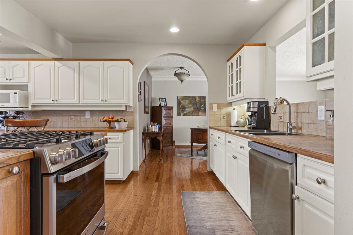 Primary Bathroom Photo of 45431 Wells Road, Chilliwack, BC