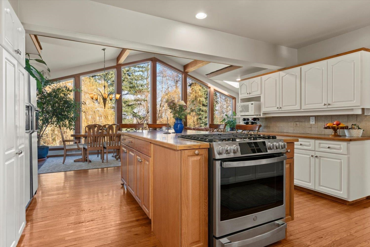 Walk-In Closet Photo of 45431 Wells Road, Chilliwack, BC