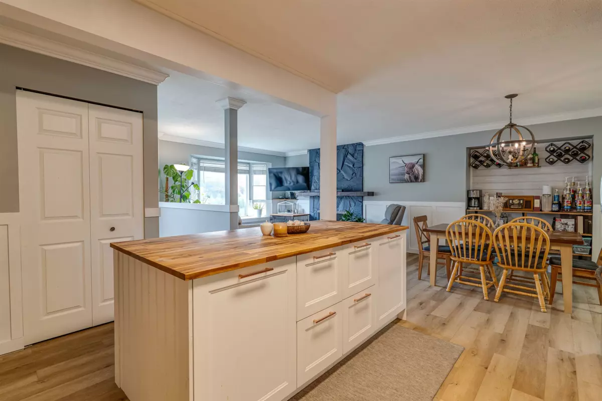Breakfast Nook Photo of 35157 Skeena Avenue, Abbotsford, BC