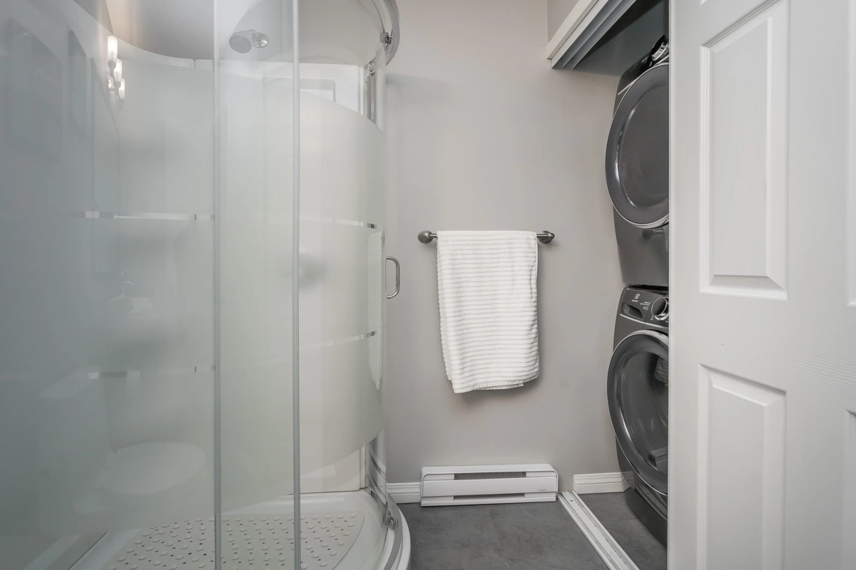 Entry Foyer Photo of 2 14223 18a Avenue, Surrey, BC