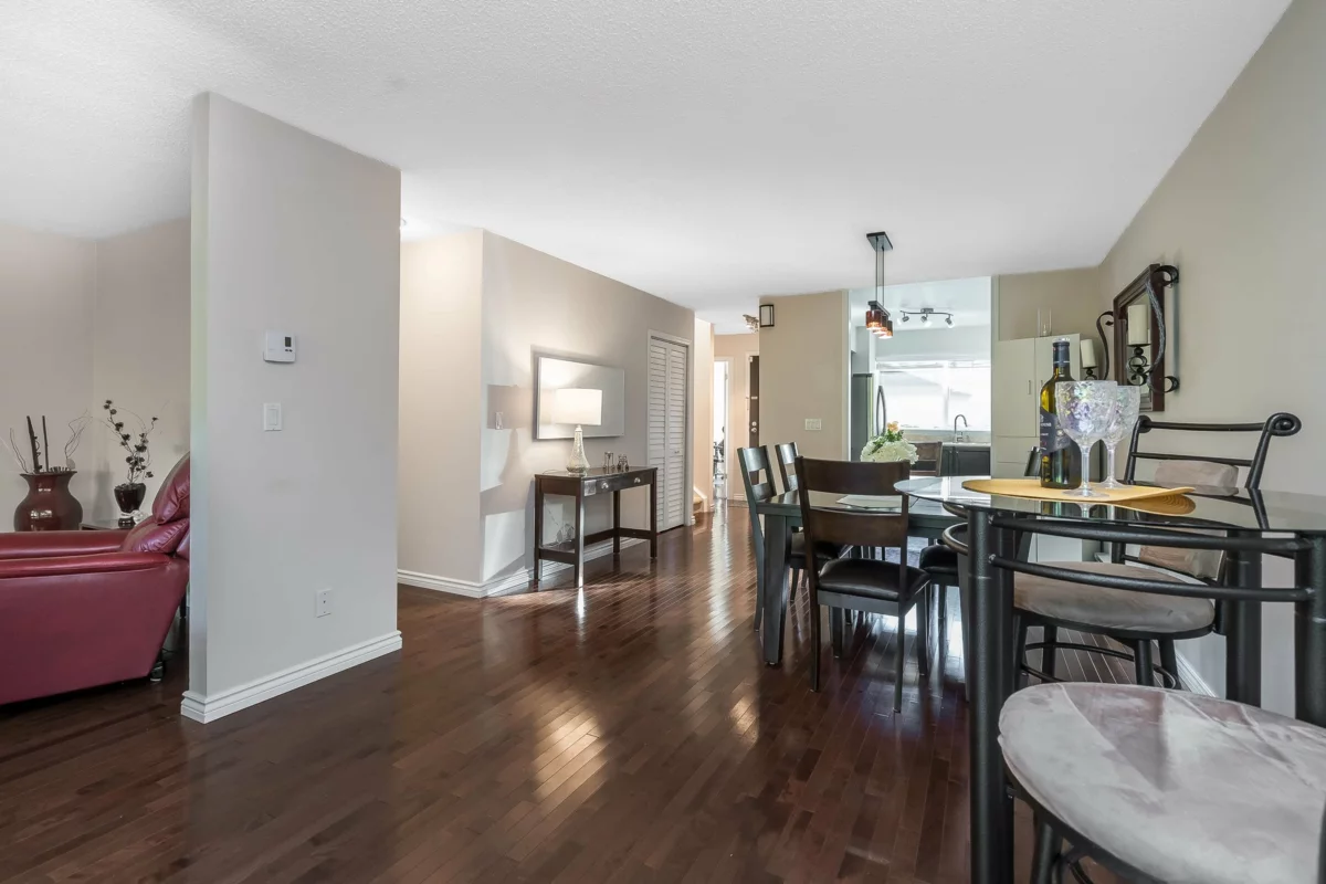 Kitchen Photo of 2 14223 18a Avenue, Surrey, BC