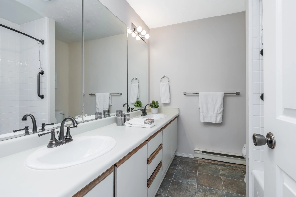 Mudroom Photo of 2 14223 18a Avenue, Surrey, BC