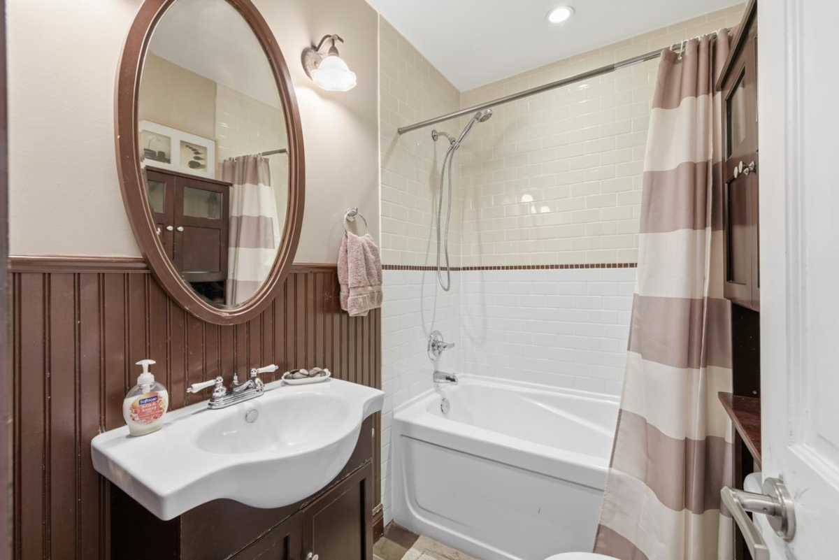 Guest Bathroom Photo of 3662 Oak Street, Vancouver, BC