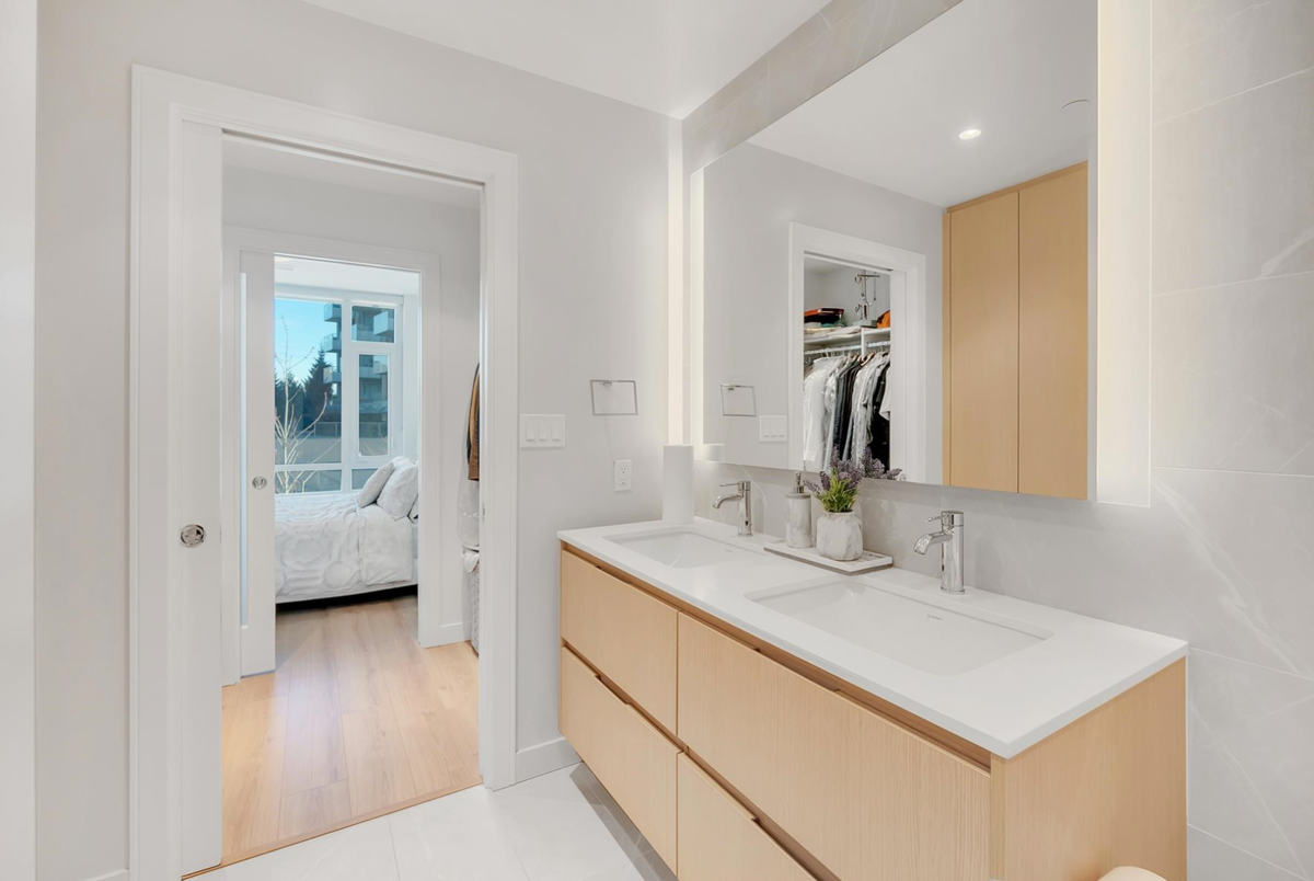 Primary Bathroom Photo of 107 1500 Fern Street, North Vancouver, BC