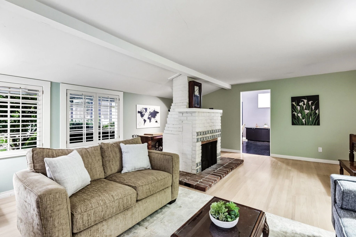 Kitchen Island Photo of 2103 W Keith Road, North Vancouver, BC