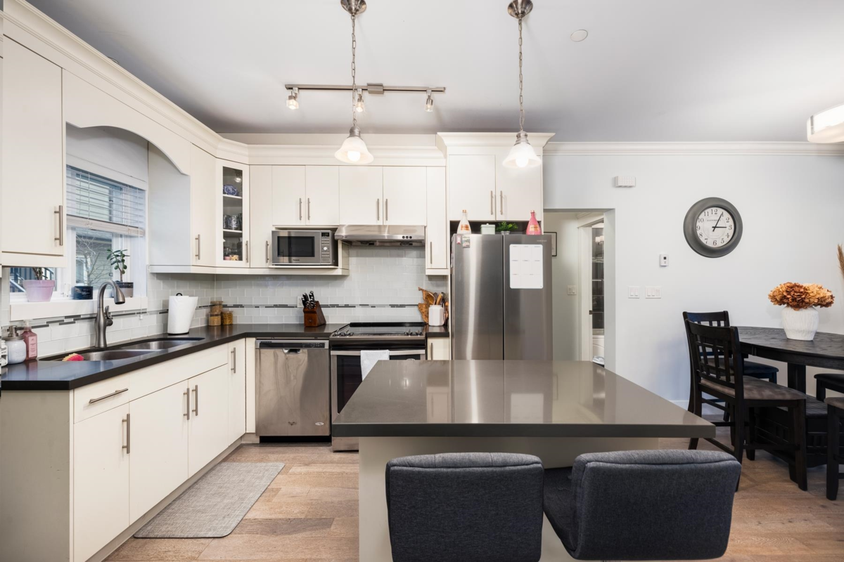 Kitchen Photo of 105 3488 Sefton Street, Port Coquitlam, BC