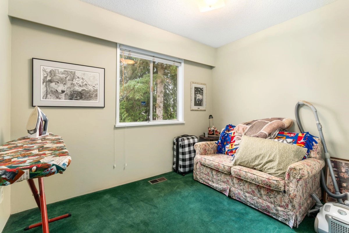 Kitchen Island Photo of 9580 Seacote Road, Richmond, BC