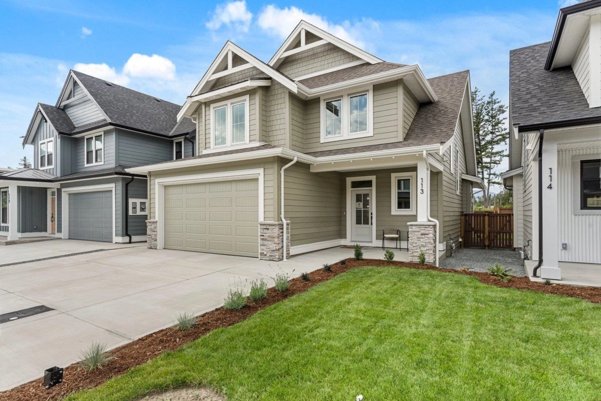Living Room Photo of 113 46211 Promontory Road, Chilliwack, BC