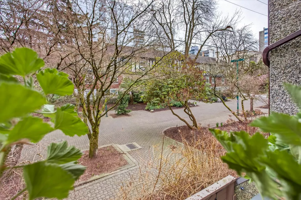 Entry Foyer Photo of 318 1500 Pendrell Street, Vancouver, BC