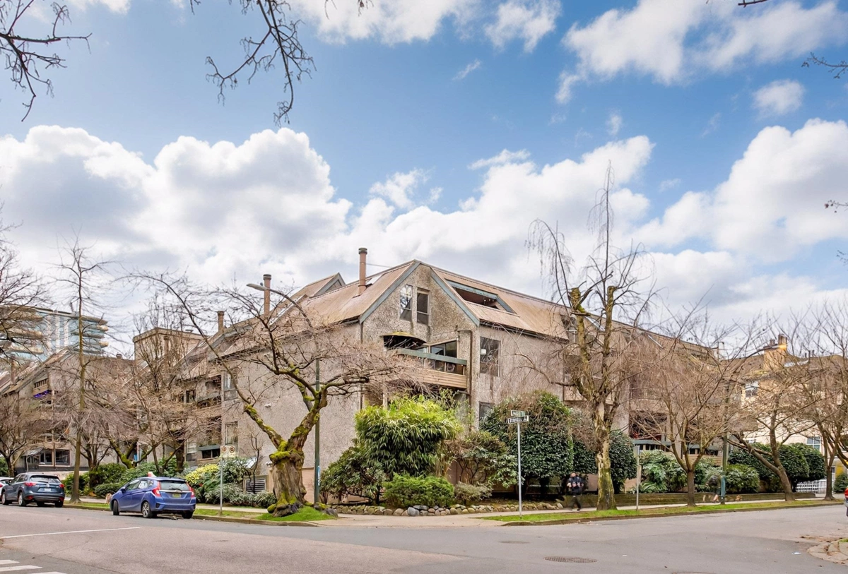 Hallway Photo of 318 1500 Pendrell Street, Vancouver, BC