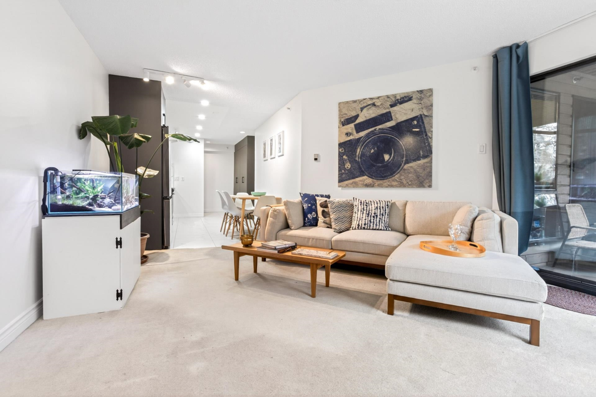 Kitchen Island Photo of 318 1500 Pendrell Street, Vancouver, BC