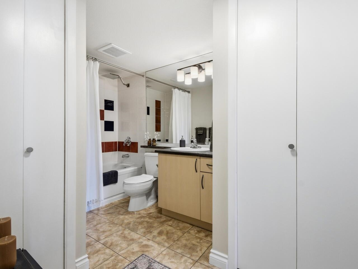 Guest Bathroom Photo of 403 212 Lonsdale Avenue, North Vancouver, BC