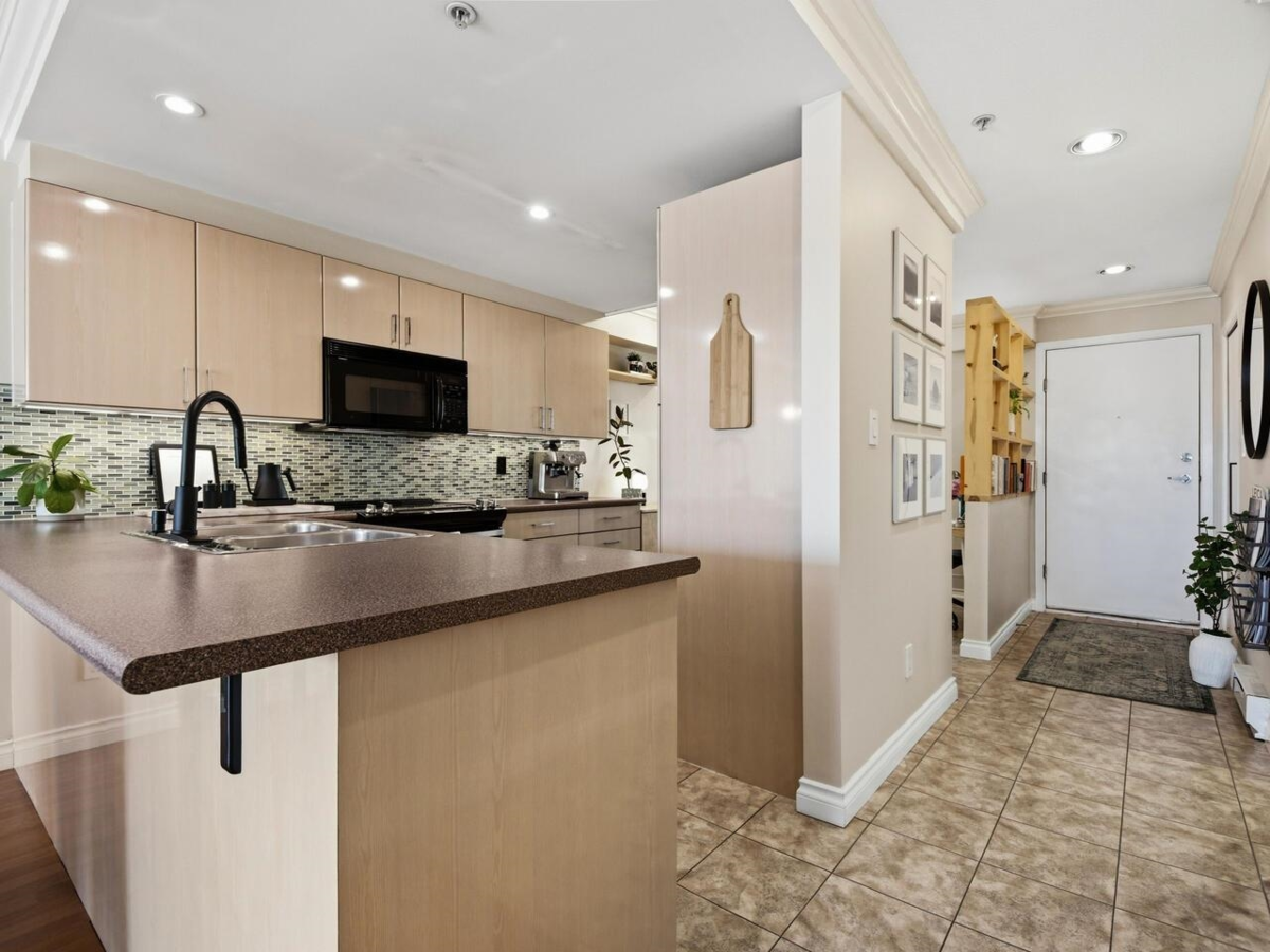 Living Room Photo of 403 212 Lonsdale Avenue, North Vancouver, BC