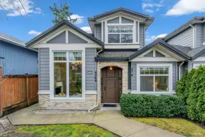4364 Greta Street, Burnaby, BC, Burnaby — 5 bed half duplex for sale