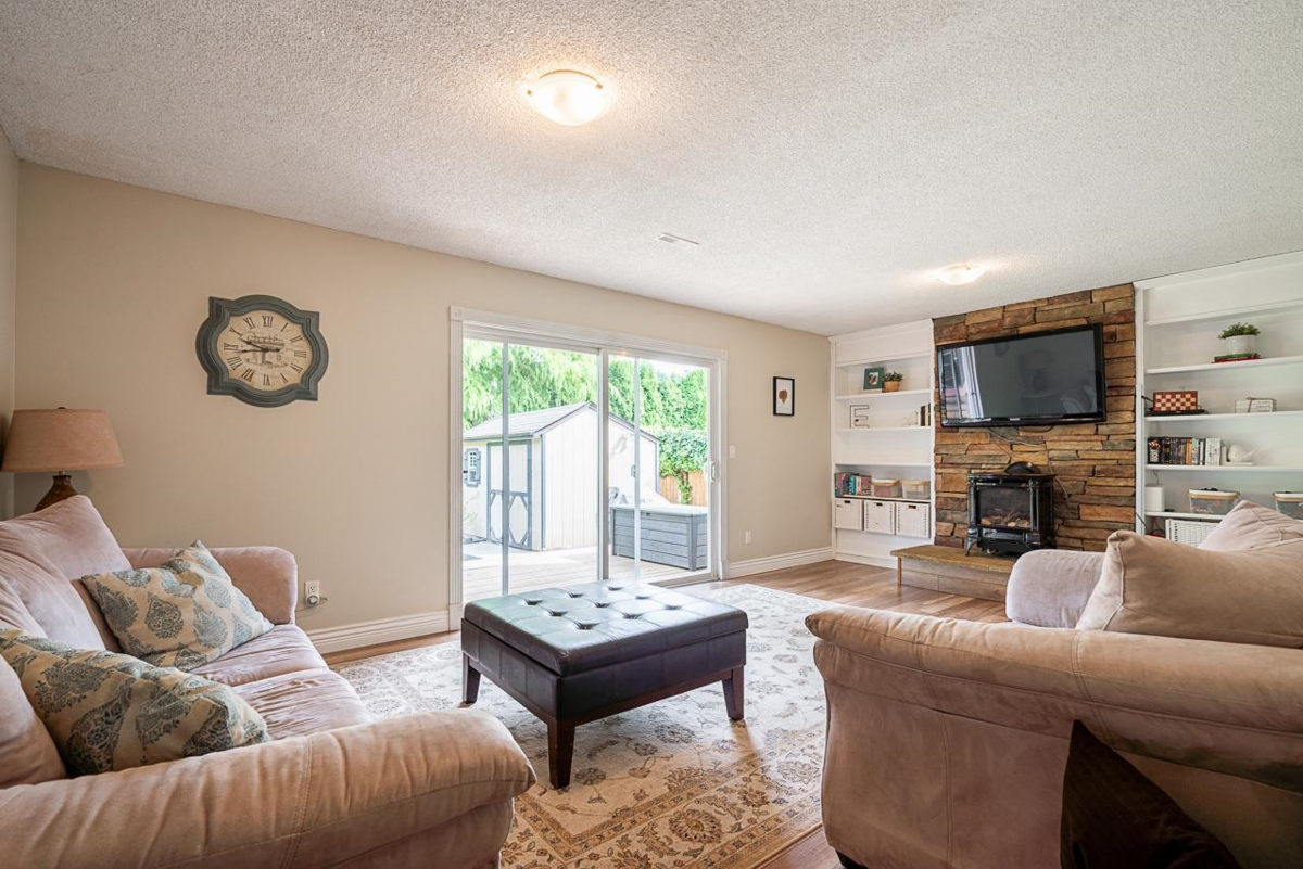 Kitchen Island Photo of 20685 125 Avenue, Maple Ridge, BC