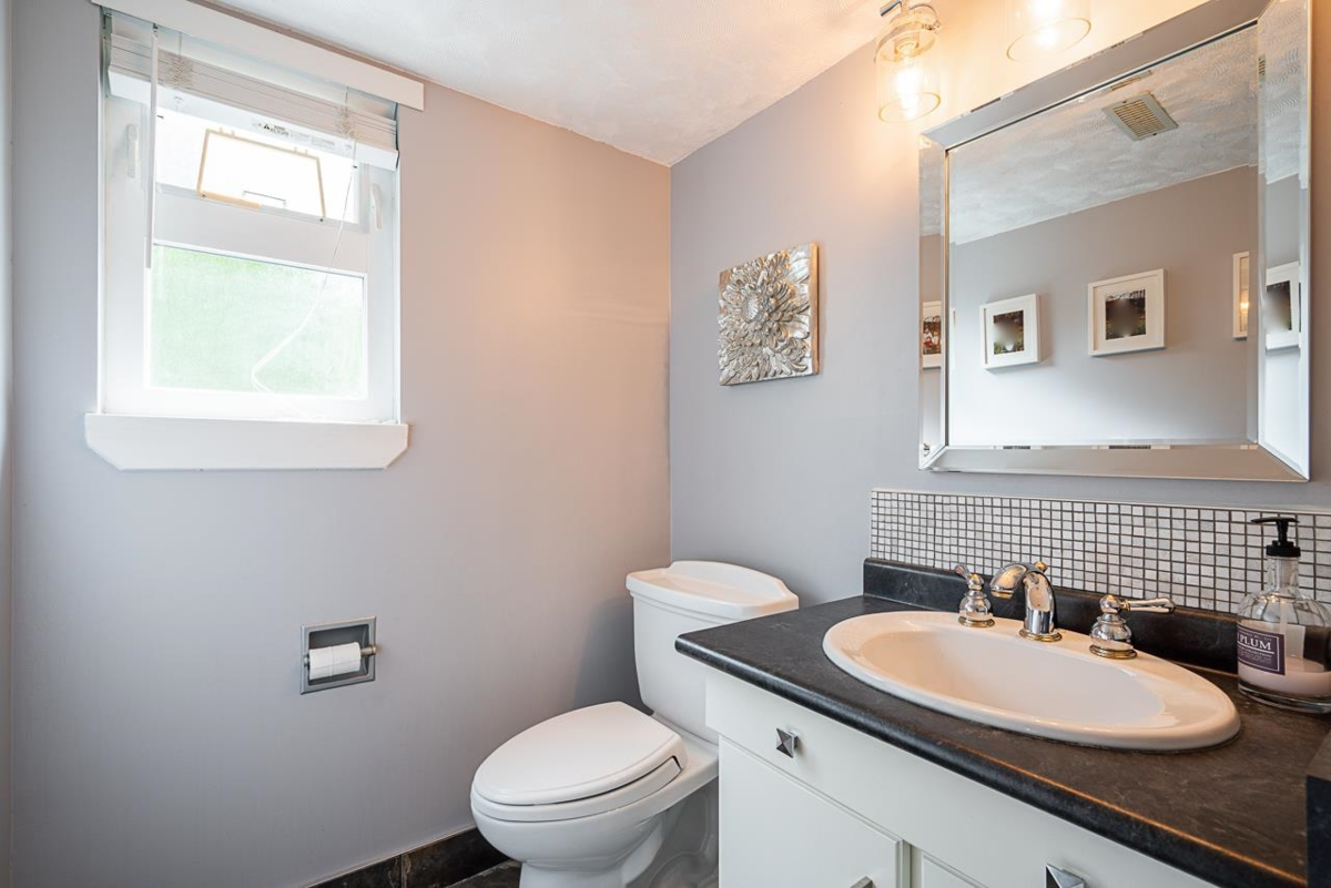 Powder Room Photo of 20685 125 Avenue, Maple Ridge, BC