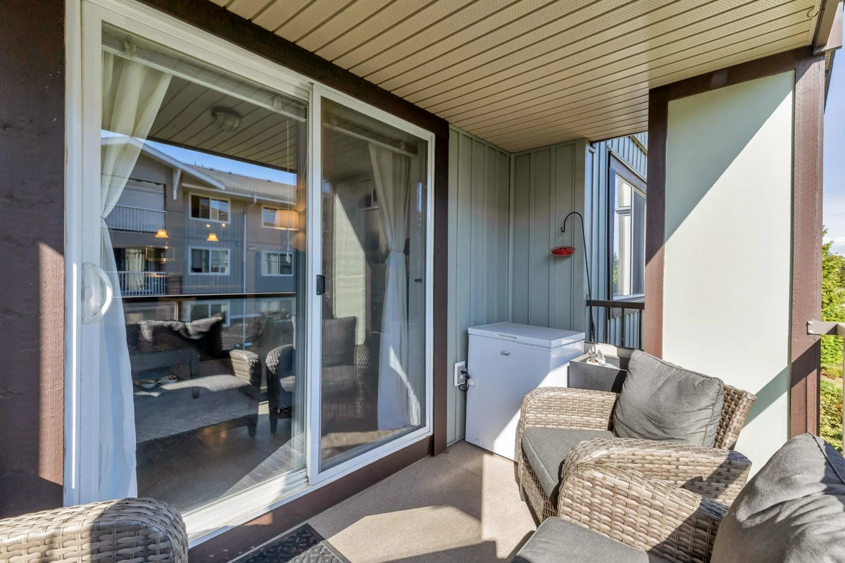 Entry Foyer Photo of 305 2038 Sandalwood Crescent, Abbotsford, BC