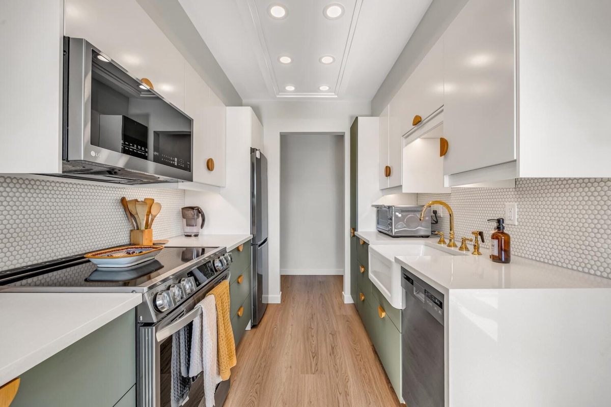 Kitchen Island Photo of 504 466 E Eighth Avenue, New Westminster, BC