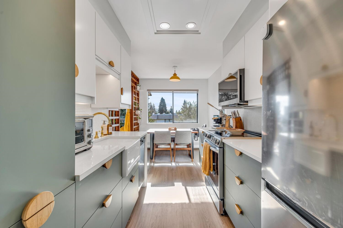 Living Room Photo of 504 466 E Eighth Avenue, New Westminster, BC