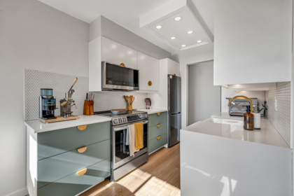 Front exterior of 504 466 E Eighth Avenue, New Westminster, BC