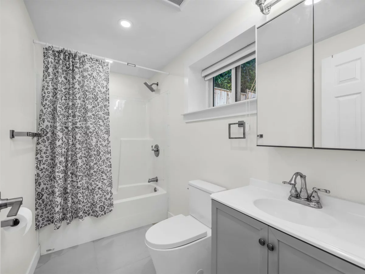 Entry Foyer Photo of 4254 Caddy Road, North Vancouver, BC