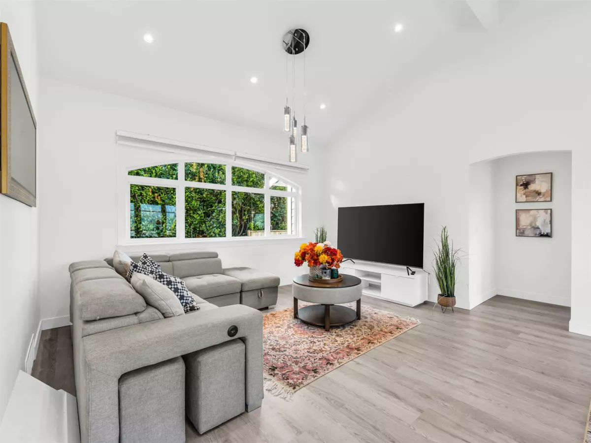 Kitchen Island Photo of 4254 Caddy Road, North Vancouver, BC
