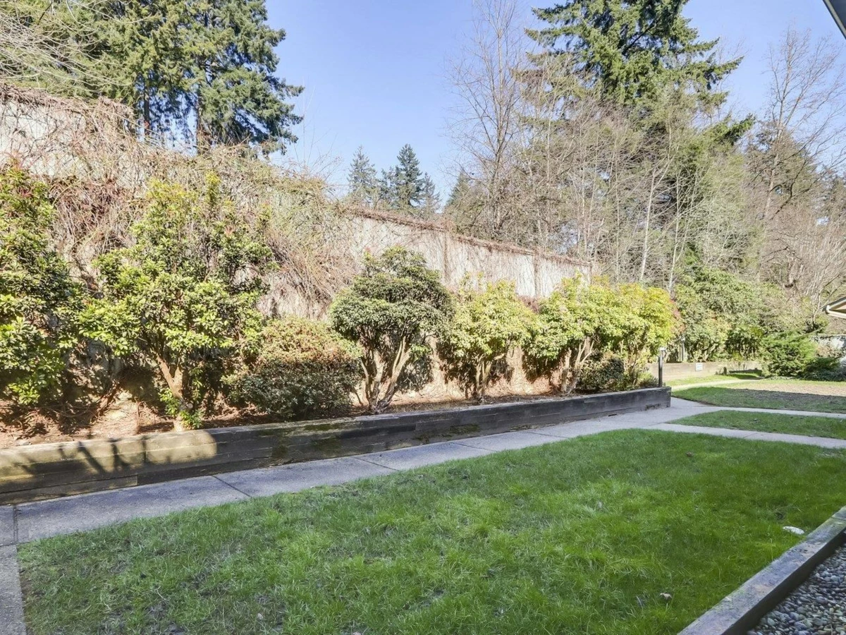 Front Yard Photo of 29 900 W 17th Street, North Vancouver, BC