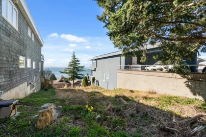 Laundry Room Photo of 15276 Columbia Avenue, White Rock, BC