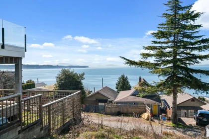 Outdoor Patio Photo of 15276 Columbia Avenue, White Rock, BC