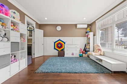Walk-In Closet Photo of 15487 Thrift Avenue, White Rock, BC
