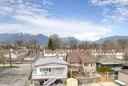 Front Yard Photo of 2 2425 Kitchener Street, Vancouver, BC