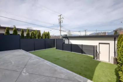 Hot Tub / Spa Photo of 2 2425 Kitchener Street, Vancouver, BC