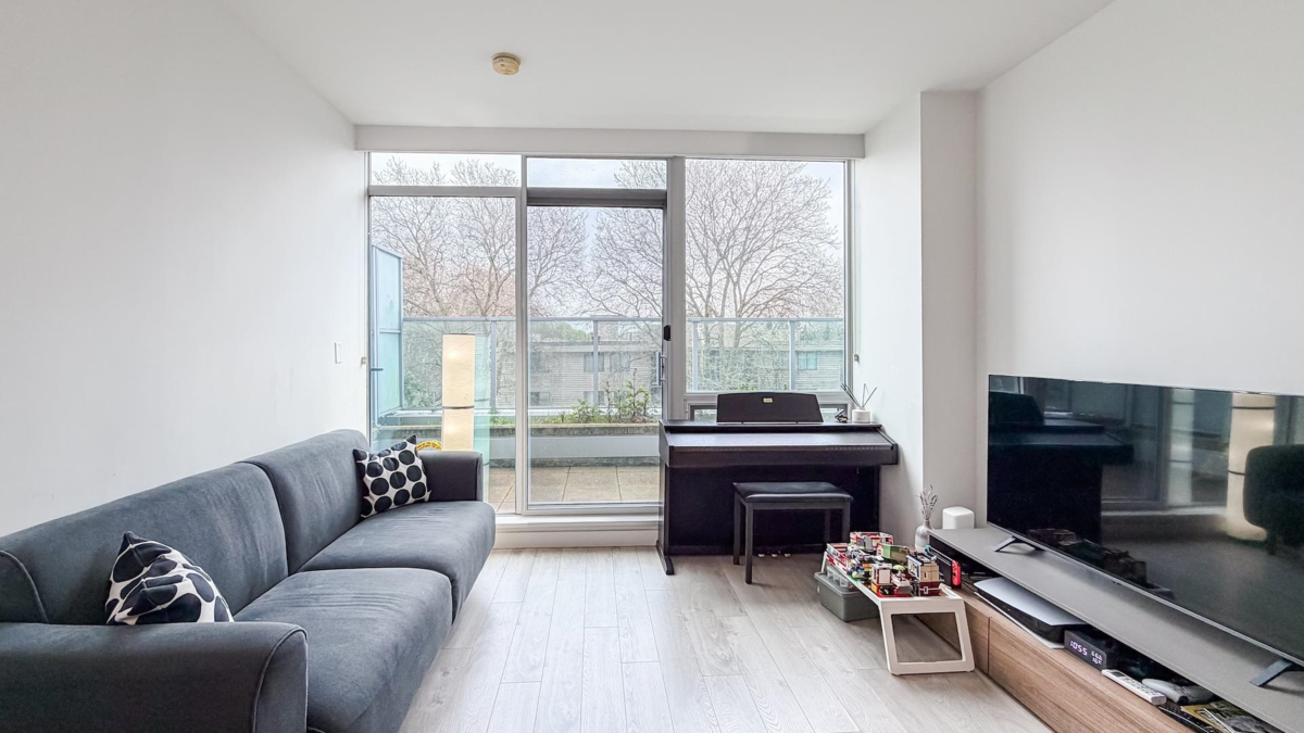 Living Room Photo of 519 5599 Cooney Road, Richmond, BC