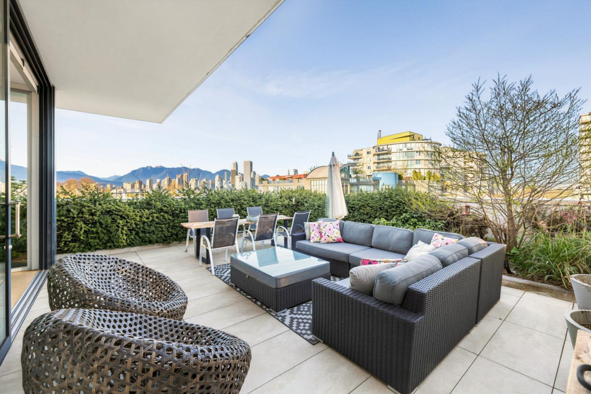 Living Room Photo of 501 1510 W 6th Avenue, Vancouver, BC