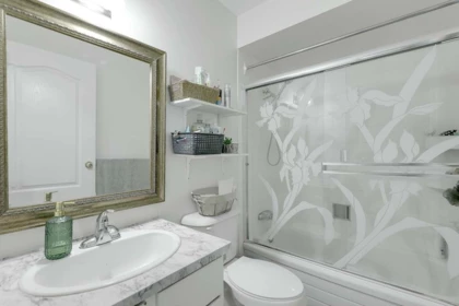 Primary Bathroom Photo of 12902 72a Avenue, Surrey, BC
