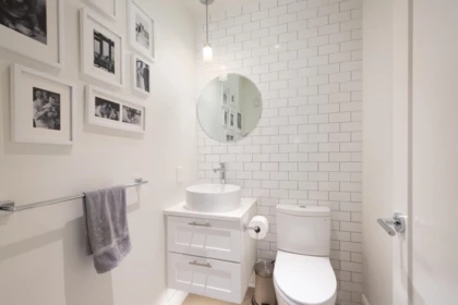 Primary Bathroom Photo of 122 525 E 2nd Street, North Vancouver, BC