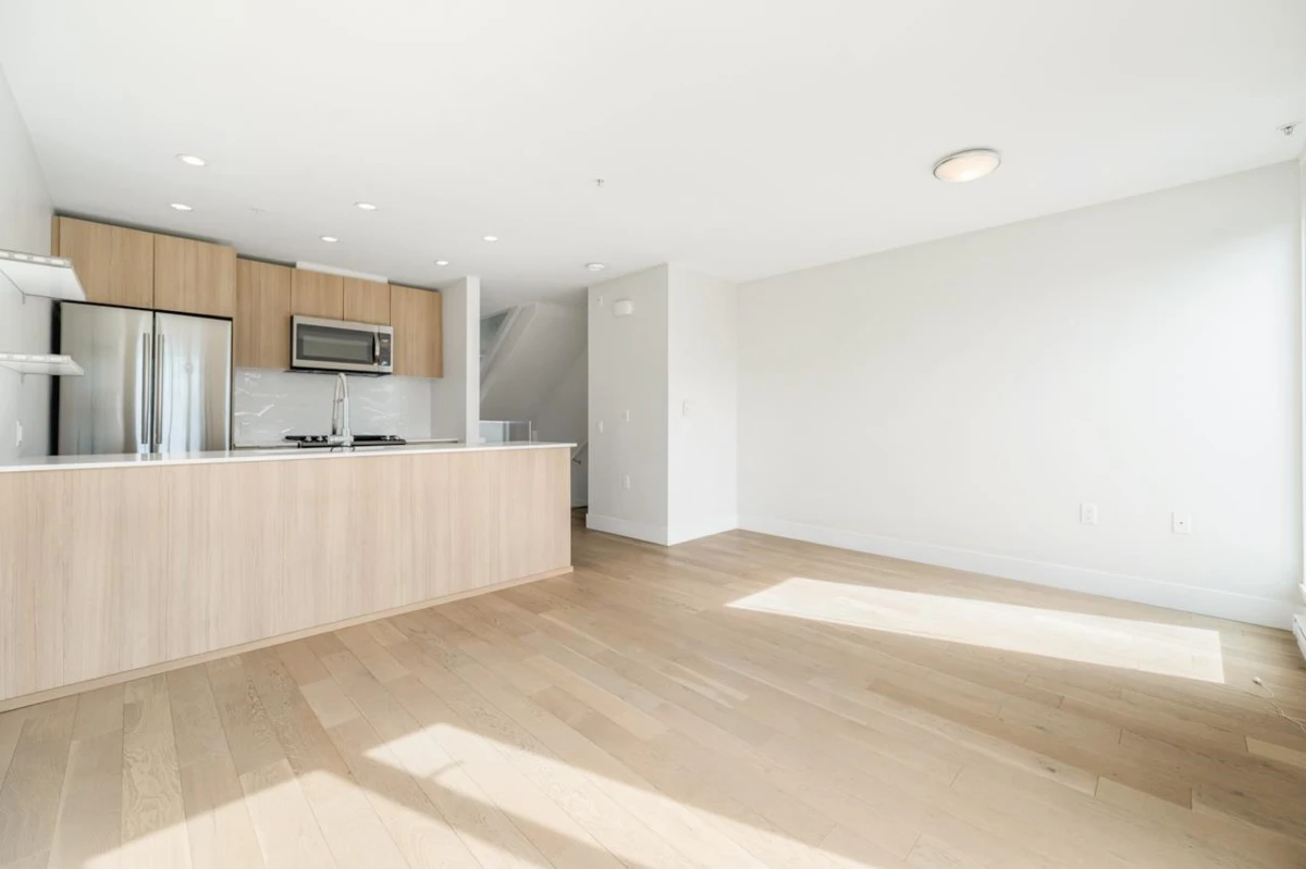 Living Room Photo of 8 531 E 16th Avenue, West Vancouver, BC