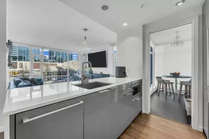 Kitchen Island Photo of 909 161 W Georgia Street, Vancouver, BC