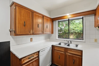 Kitchen Island Photo of 909 Seymour Boulevard, North Vancouver, BC
