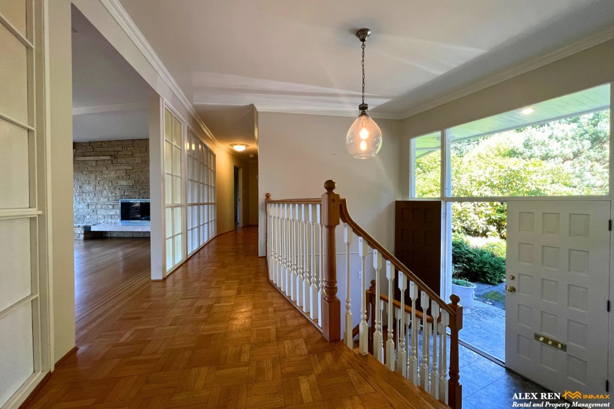 Living Room Photo of 4408 Woodpark Road, West Vancouver, BC