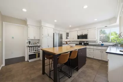 Kitchen Island Photo of 2322 Hampshire Place, Abbotsford, BC