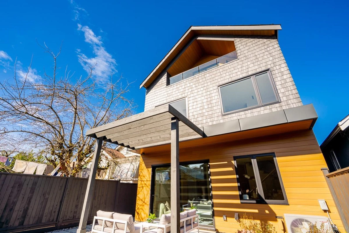 Exterior Rear Photo of 2 372 E 37th Avenue, Vancouver, BC