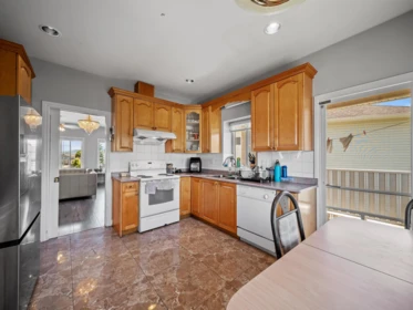 Kitchen Island Photo of 31431 Legacy Court, Abbotsford, BC
