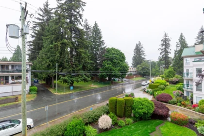 Backyard Photo of 302 33280 E Bourquin Crescent, Abbotsford, BC