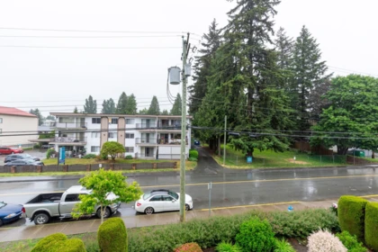 Front Yard Photo of 302 33280 E Bourquin Crescent, Abbotsford, BC
