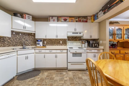 Kitchen Island Photo of 302 33280 E Bourquin Crescent, Abbotsford, BC