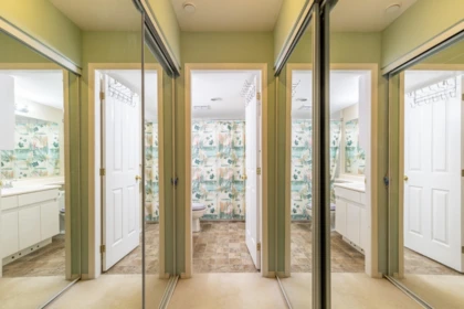 Mudroom Photo of 302 33280 E Bourquin Crescent, Abbotsford, BC