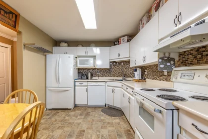 Primary Bathroom Photo of 302 33280 E Bourquin Crescent, Abbotsford, BC