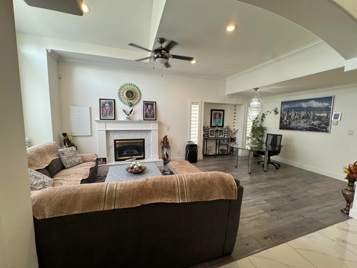 Living Room Photo of 6340 125a Street, Surrey, BC